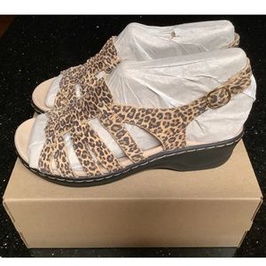 Clark’s Cheetah Print Suede Strappy Sandal Women 6XW NIB, run bigger than 6